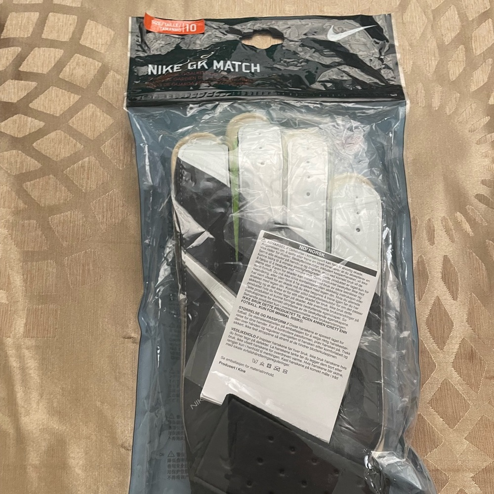 Nike GK Match Traditional goalkeeping Gloves